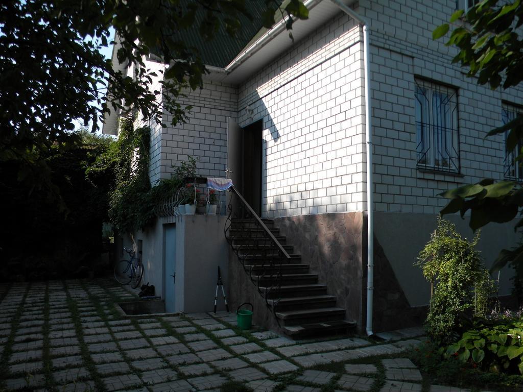 Guest House Dacha Kyiv Exterior photo